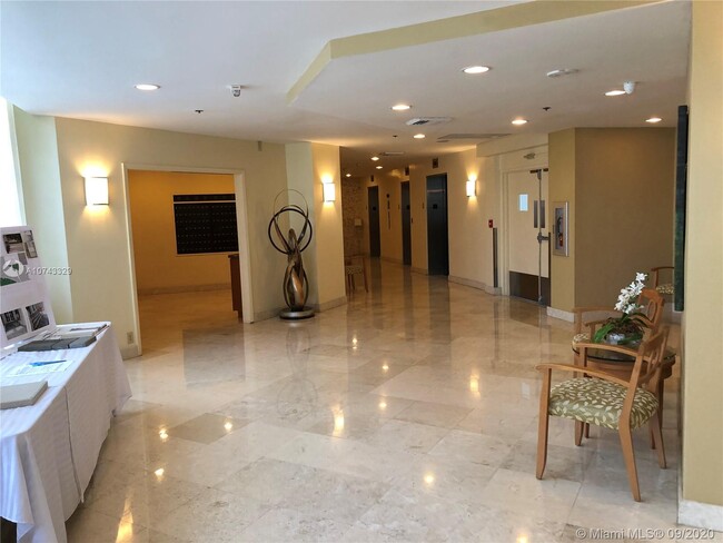 Foto del edificio - 6767 Collins Ave