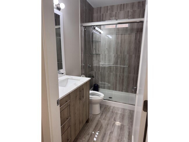 Photo du bâtiment - 16711 Edgewood Dr