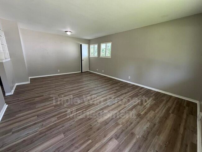 Foto del edificio - 1654 Mowbry Ln