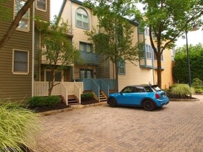 Building Photo - 8 Raritan Pointe