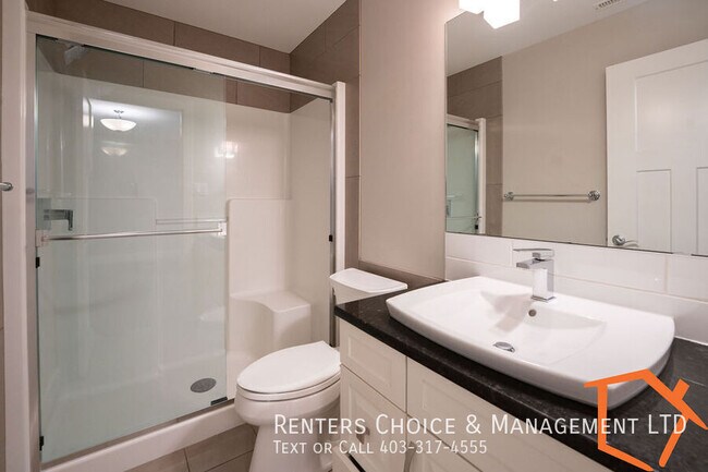 Photo du bâtiment - 2 Bedroom Basement Suite, Insuite Laundry, Assigned Parking