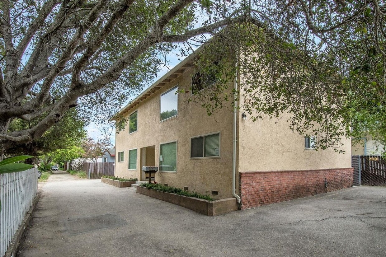 Building Photo - Convenient living near public transportati...