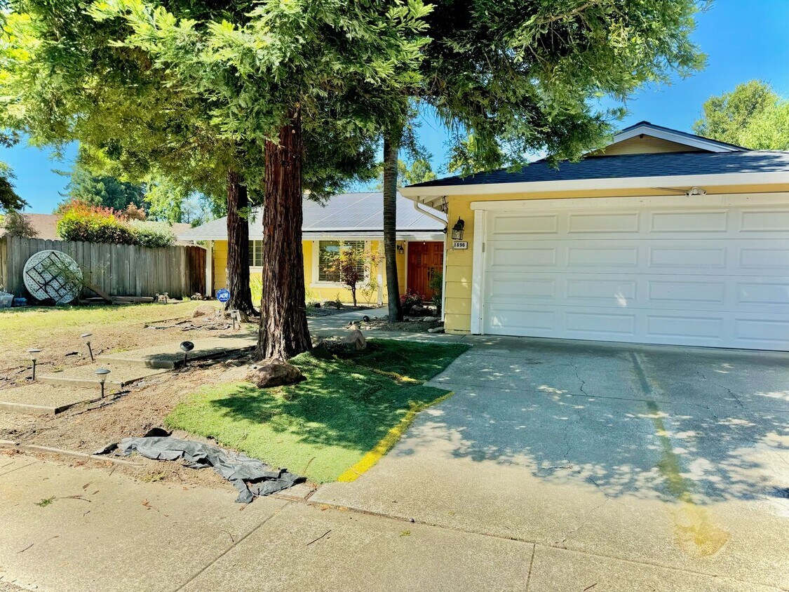 Foto principal - Great Location! Single Family 4 Bed/2 BA D...