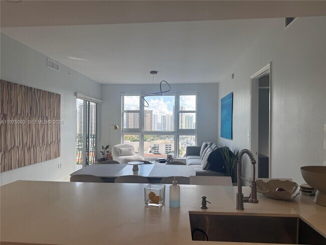 Foto del edificio - 20000 E Country Club Dr