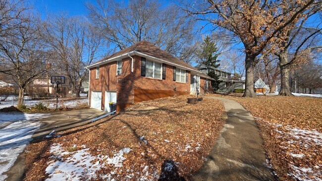 Foto del edificio - !!COMING SOON!! Beautiful 3BR 2 BA Home w/ Large Backyard • Full Appliance Suite • 2-Car Garage i...