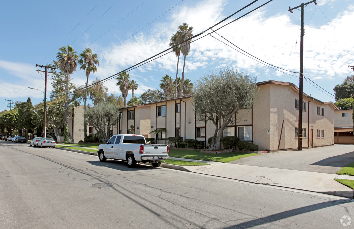 Primary Photo - 3504-3530 Garnet St