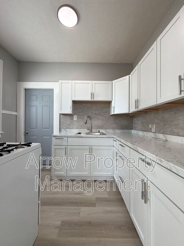Building Photo - 305 N 7th St