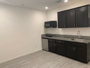 Building Photo - 810 Holdenhurst Ln