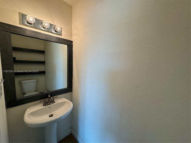 Foto del edificio - 529 NE 62nd St