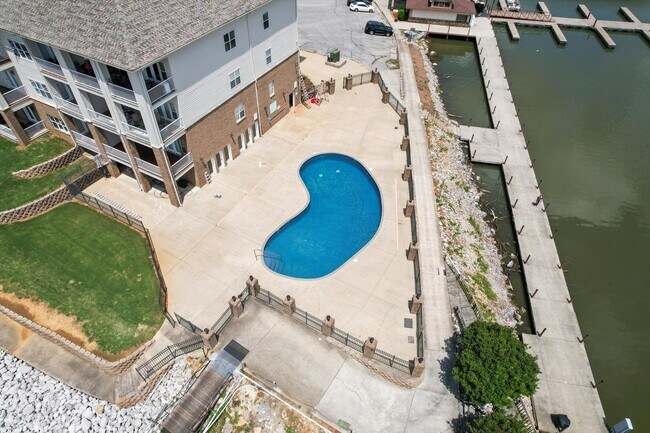 Foto del edificio - Riverfront Living with Spacious Layout and Stunning Views!