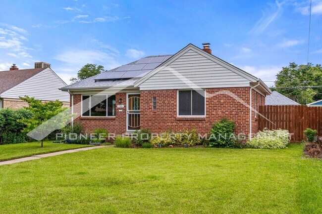 Building Photo - Single Family Home with a 1 Car Garage!