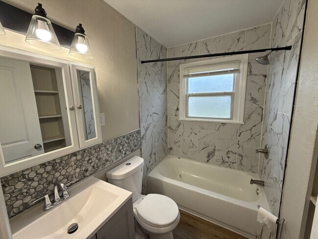 Foto del edificio - Freshly Renovated Single Family Home In Detroit Ready For Section 8 Lease!