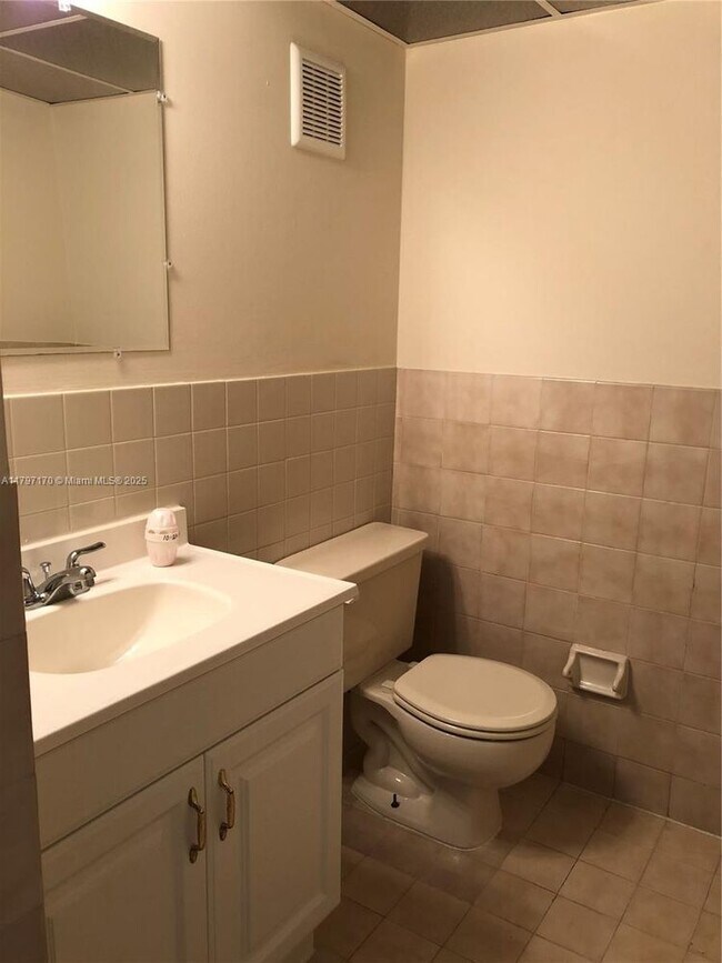 Foto del edificio - 1624 NE 151st St