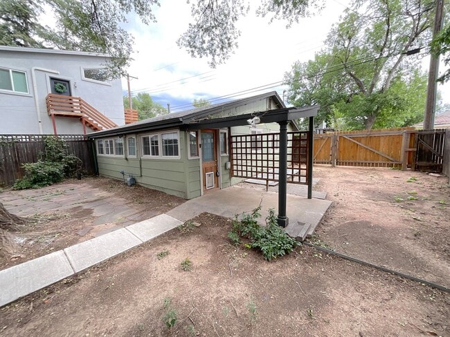 Building Photo - 1 Bedroom Home Available Near W Pikes Peak...