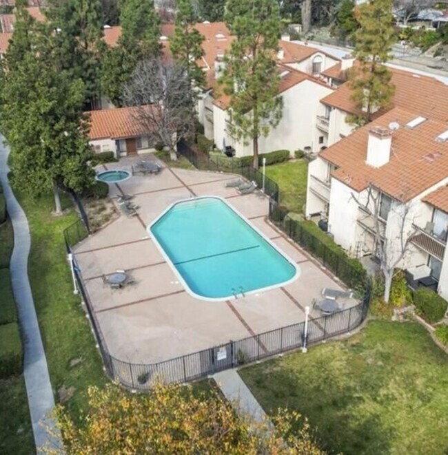 Building Photo - 5538 Las Virgenes Rd