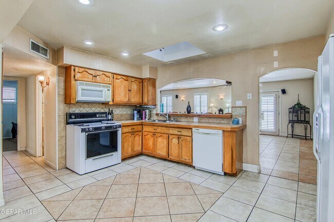 Kitchen - 7860 Porche St