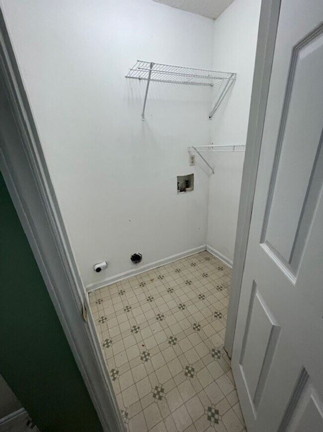 Foto del edificio - READY TO MOVE IN! 3 BEDS/2 BATHS!