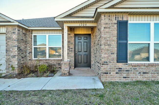 Building Photo - Gorgeous 4-Bedroom / 2-Bathroom Home in Mu...