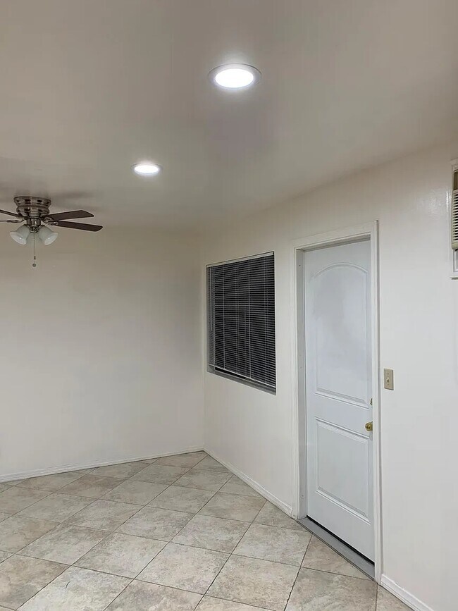 Foto del edificio - 12737 Barlin Ave