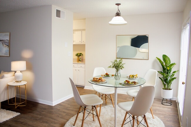 Comedor - Ivy Green at the Shoals