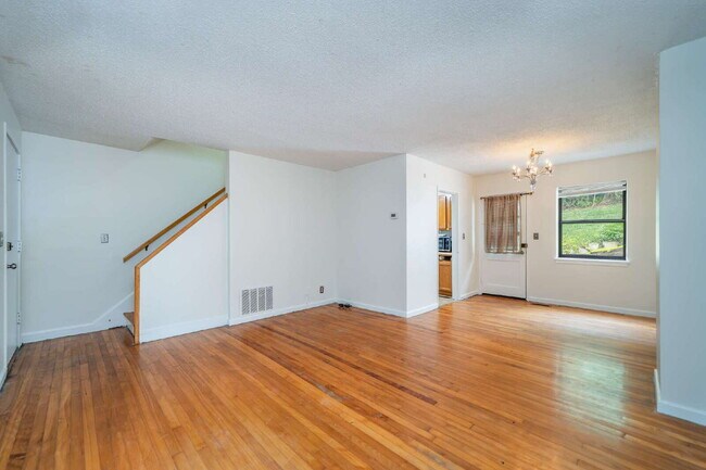 Foto del edificio - Charming 2-Bed Condo with Hardwood Floors in Vibrant Asheville