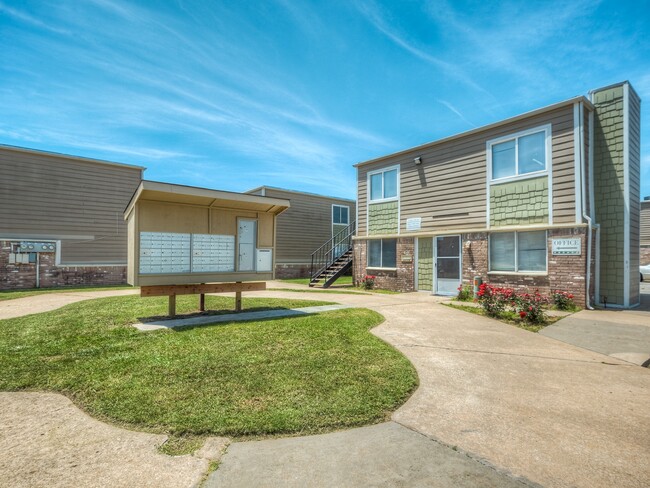 Building Photo - Garden Square Apartments