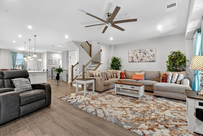 Building Photo - Luxurious 3 Bed 2.5 Bath Townhome In Beautiful Foster's Glen