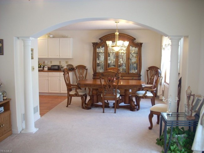 Building Photo - 5605 Saxon Dr