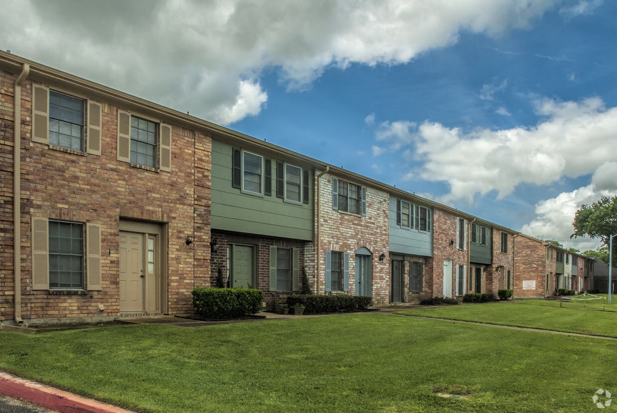 Lexington Square Townhomes Apartments at 6685 Lexington Dr Beaumont