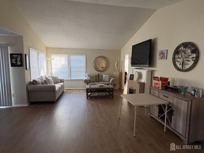 Foto del edificio - 7A Daniel Webster Ave