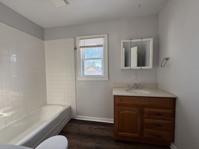 Building Photo - 1013 11th Ave SW