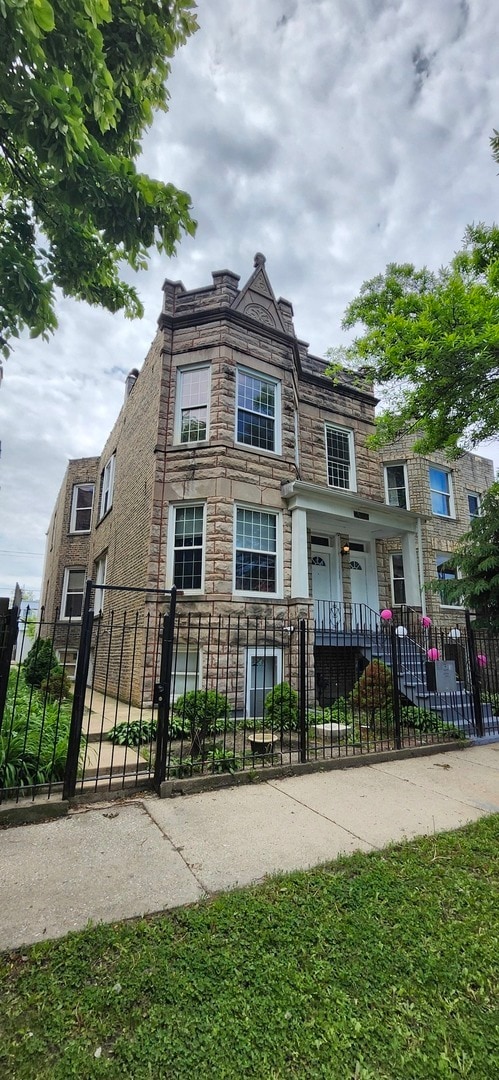 Building Photo - 3427 W Evergreen Ave