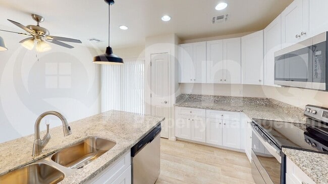Building Photo - 9943 W Bradshaw Dr
