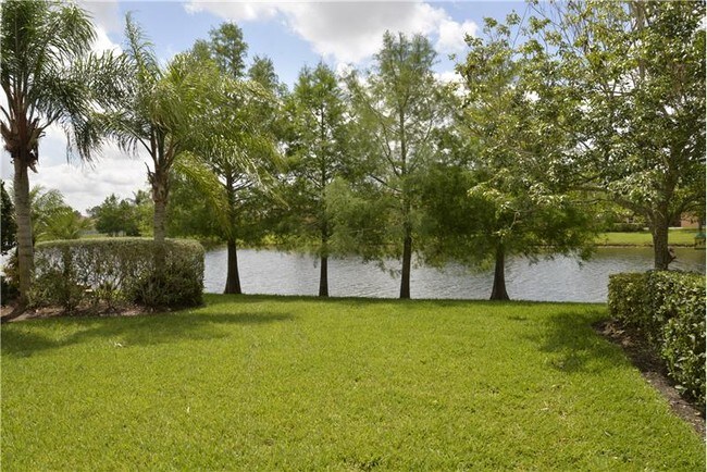 Building Photo - 11393 SW Pembroke Dr
