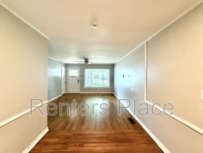 Foto del edificio - 4689 S Troost Ave