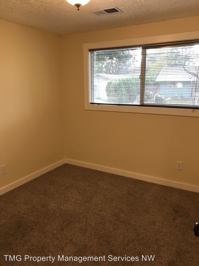 Building Photo - 3 br, 1 bath House - 12226 SE Redwood Avenue
