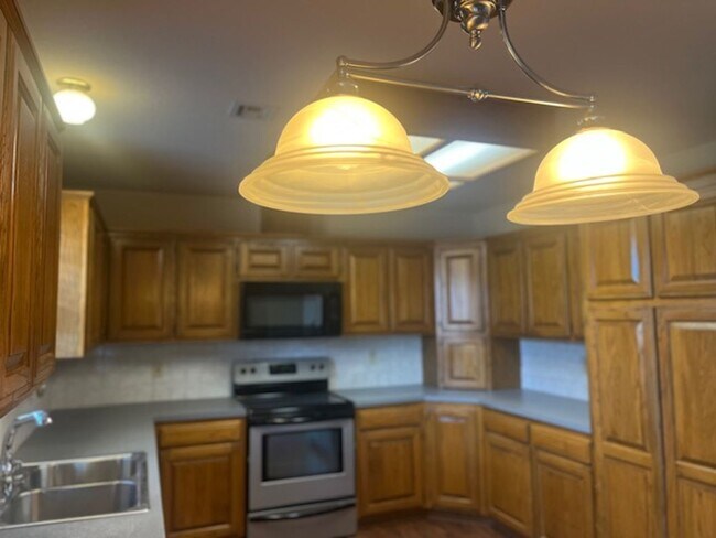 Foto del edificio - 2 Bedroom Duplex Rogers!