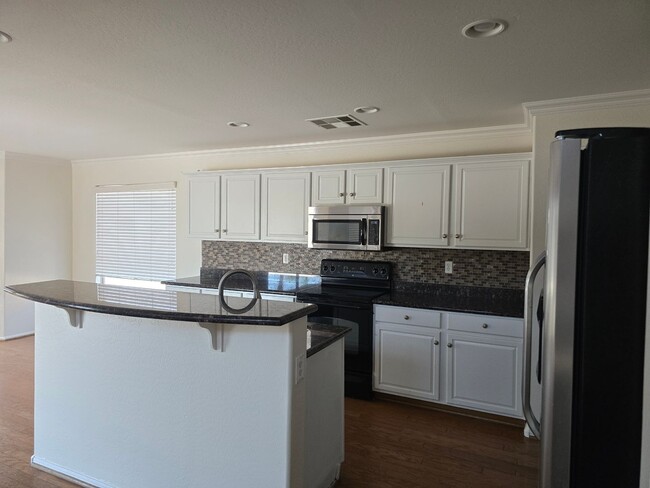 Building Photo - Gorgeous cul-de-sac home right off the gol...