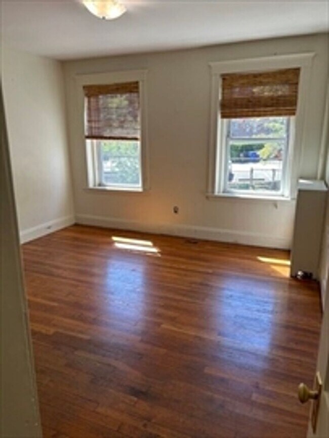 Foto del edificio - 4-bed + 2-bath Washington Square Brookline