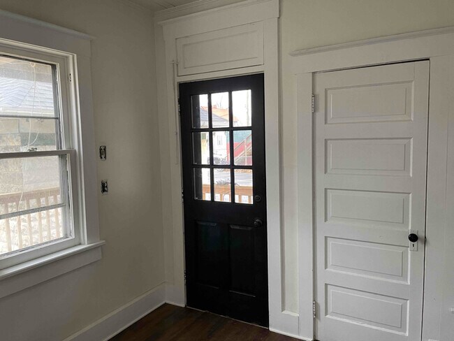 Building Photo - 1045 N Main St