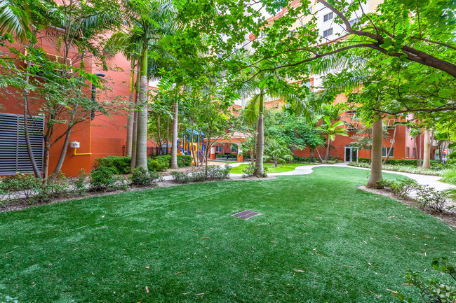 Courtyard - Lafayette Square Apartments