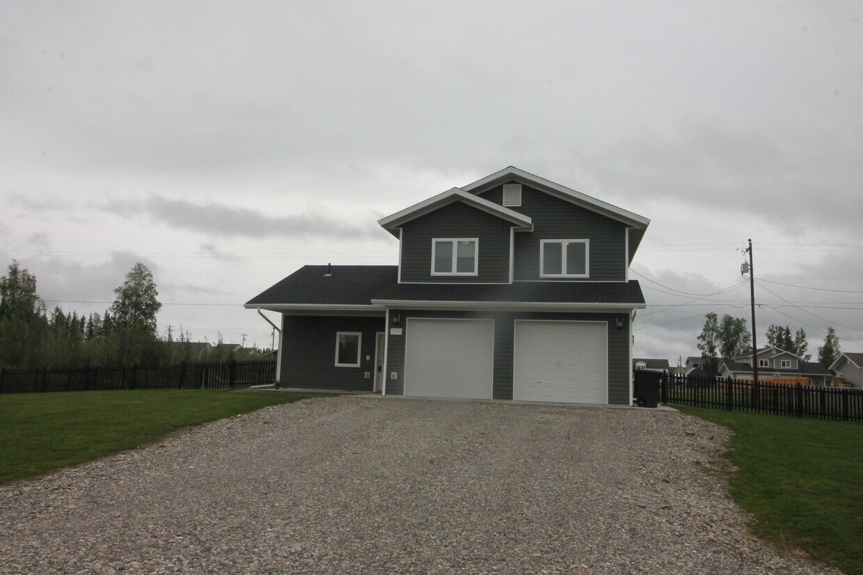 Primary Photo - Beautiful spacious house in North Pole wit...