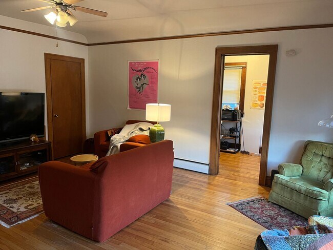 Interior Photo - 128-130