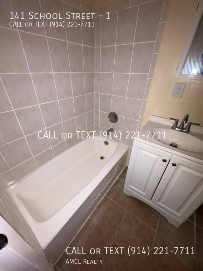 Building Photo - 141 School St