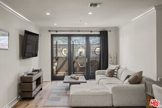 Building Photo - 122 N Clark Dr