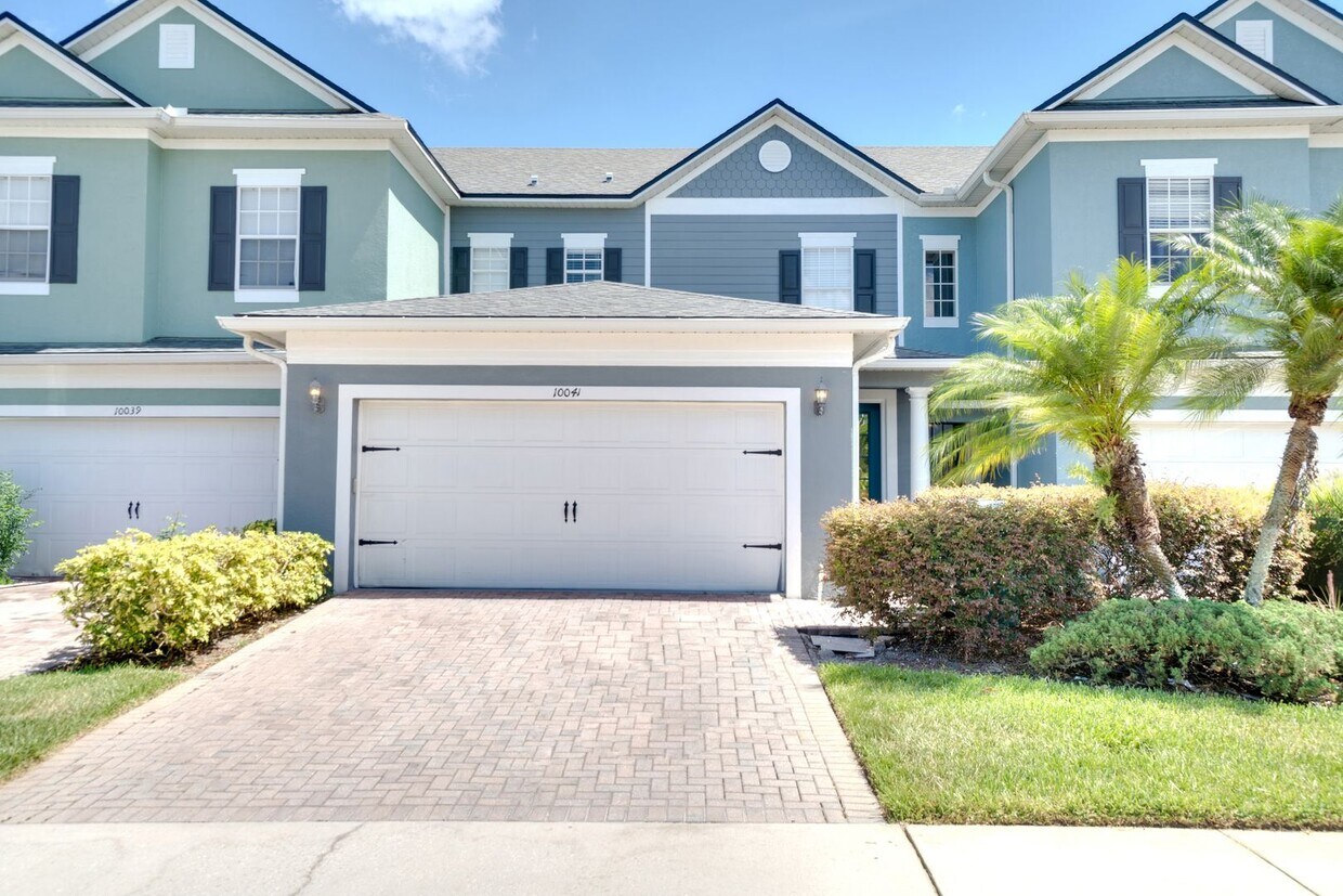 Primary Photo - Stunning, fully updated 3/2.5 townhouse in...