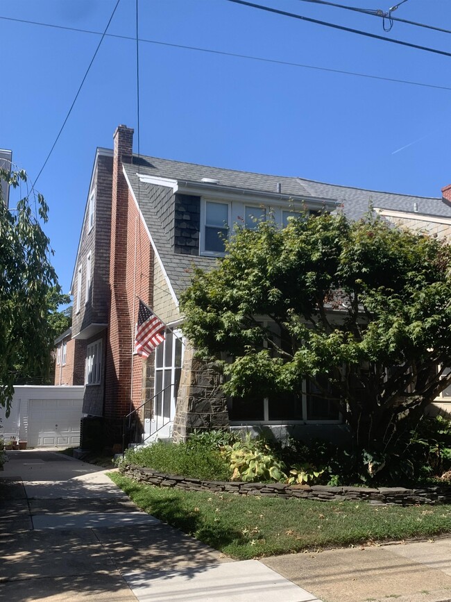 Building Photo - 816 W 22nd St