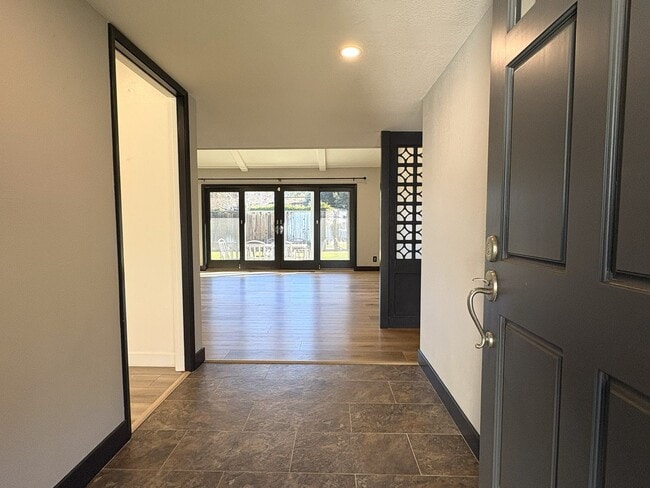 Foto del edificio - Charming Sunnyvale Home with Modern Upgrades, Spacious Layout & Lush Yard