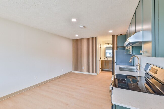 Foto del edificio - Modern Remodel with Designer Finishes | All Utilities Included