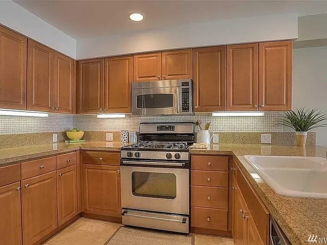 Foto del edificio - 2425 33rd Ave W